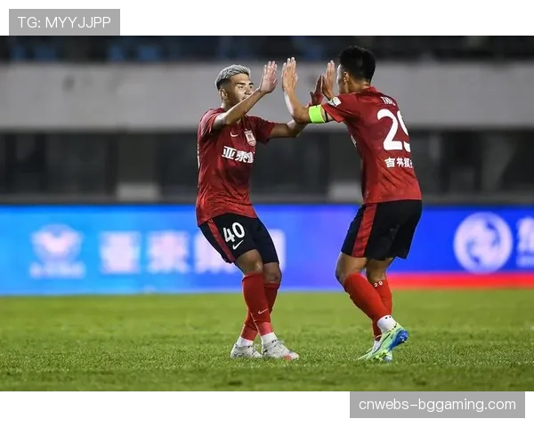 终场哨响，阿拉维斯球员博耶跪地庆祝绝平进球